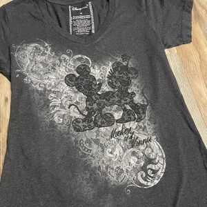 Disney Store Mickey & Minnie Love in the Air Tee Shirt Gray Medium Vneck